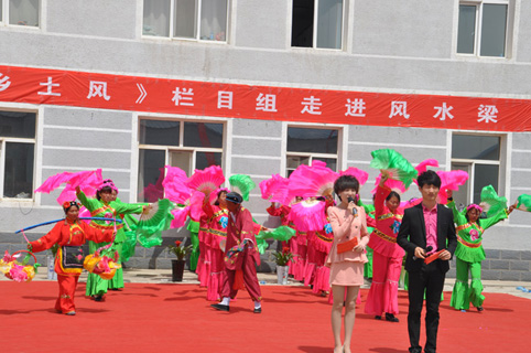 达拉特电视台《乡土风》栏目组走进风水梁